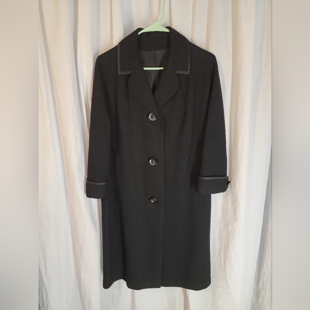 Elegant TRUE Vintage Black Bouclé Button-Up Coat With Satin Piping